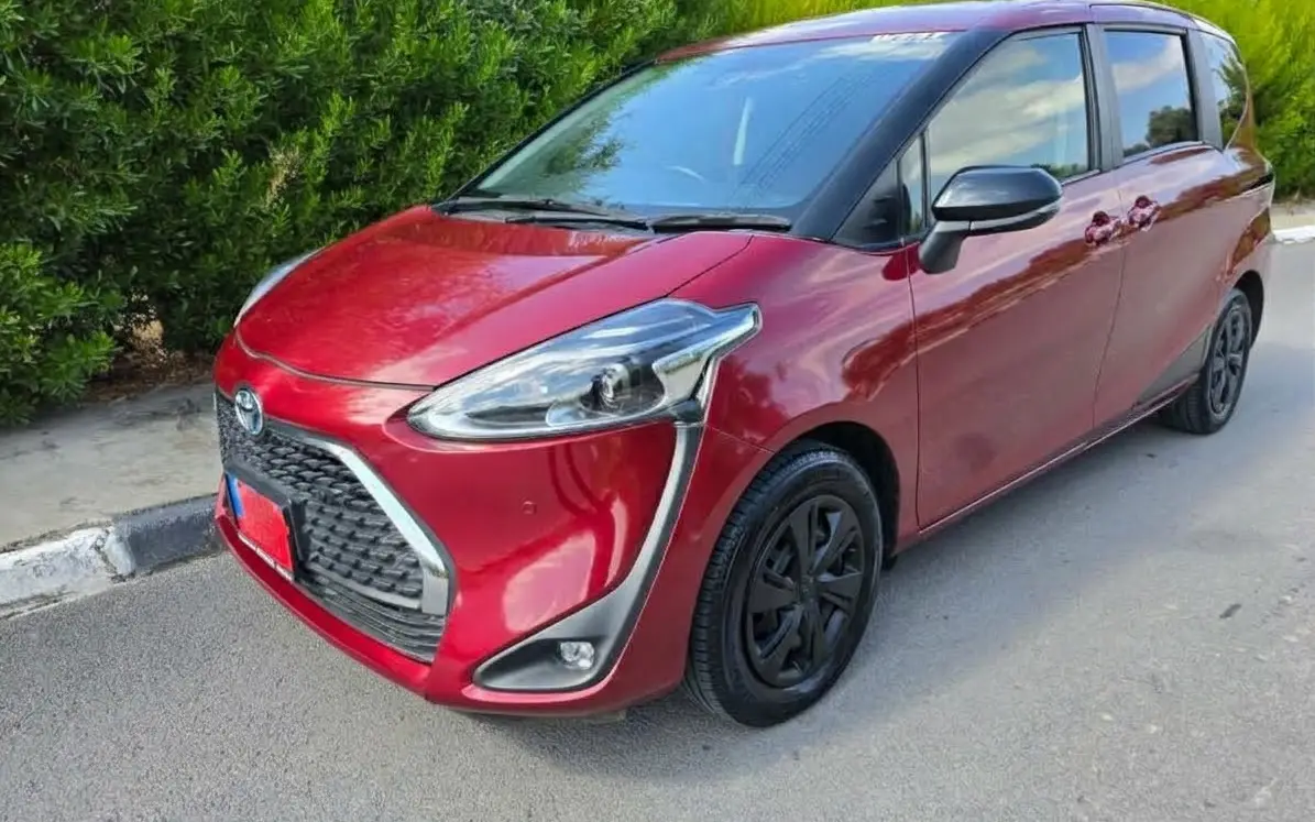 Kiralık Toyota Sienta Bordo – Kıbrıs araç kiralama
